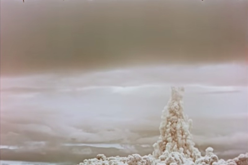 蘇聯沙皇炸彈1961年爆炸後的蕈狀雲向上不斷翻滾，顯示其巨大爆炸威力。紐約時報