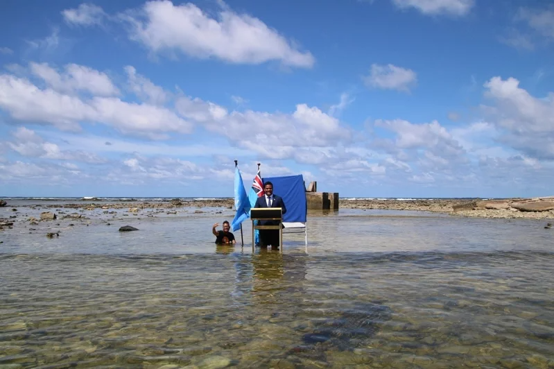 太平洋島國吐瓦魯外長柯飛錄製影片，對在格拉斯哥舉行的聯合國氣候峰會發表演說，他站...