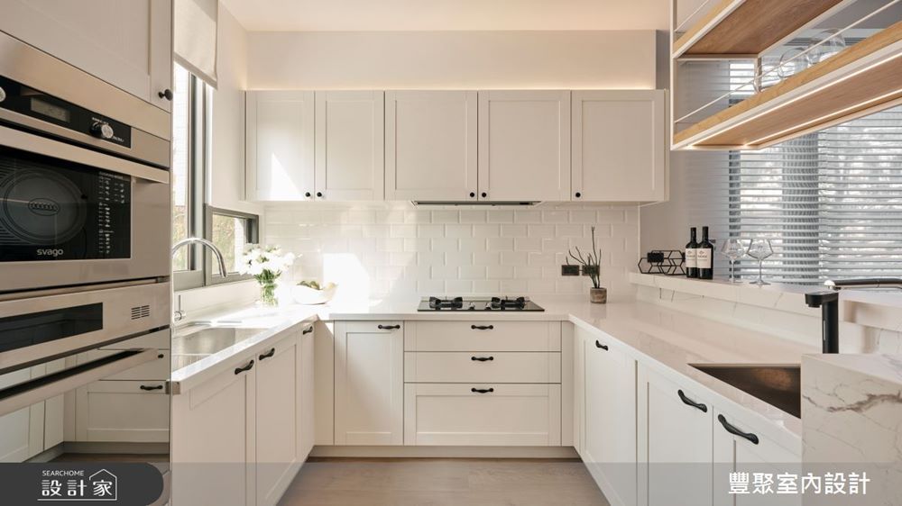 L型廚房加上中島，是能兼顧機能和美觀的最好選擇，成為類ㄇ字型廚房。 圖／豐聚室內...