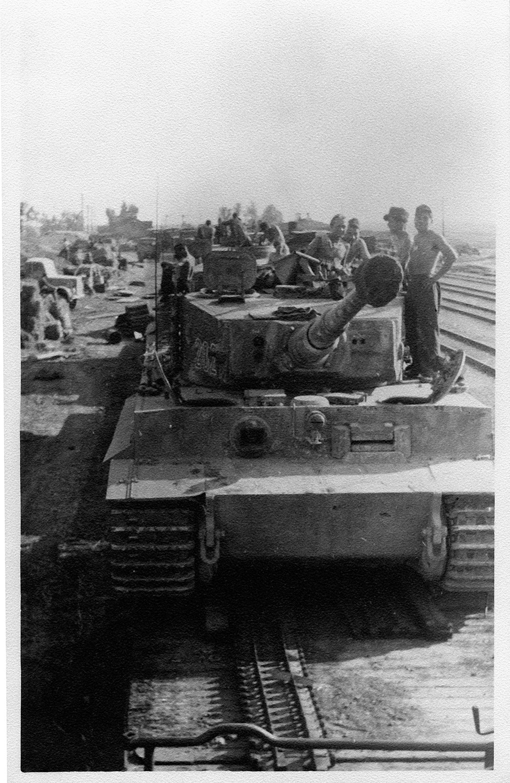虎式戰車於法國的普洛埃梅勒上鐵皮裝載，準備要送往東線戰場與蘇聯對戰。 圖／燎原出版提供