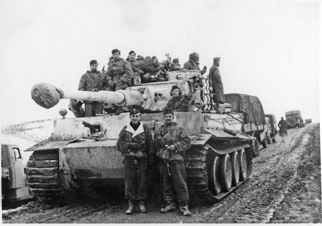 卡留斯（前左）以及戰友們一起在虎式戰車前的難得合影。
 圖／燎原出版提供