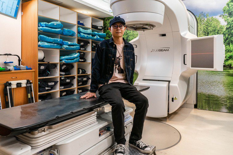和正在治療中的癌症病患們擦身而過，楊家豪走進台北榮總放射一號治療室，坐在機台上，...
