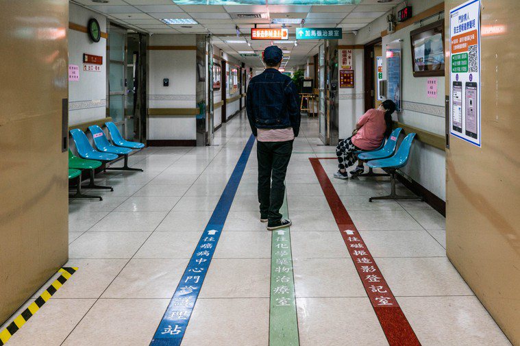 台北榮總的癌病中心地上畫記引導患者到所需的治療場域，楊家豪循著化療藥物治療室的綠...