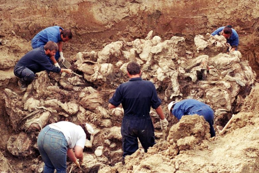 1996年9月18日在當地發現的一處亂葬崗。 圖／路透社