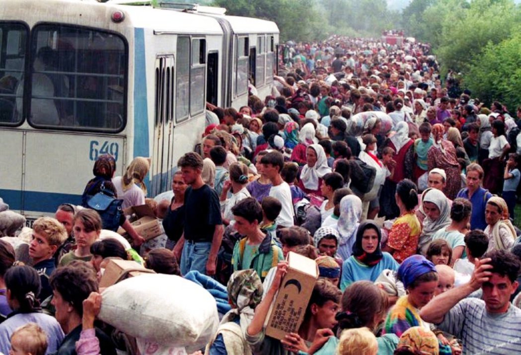 1995年7月14日，來自斯雷布雷尼察的難民。 圖／路透社