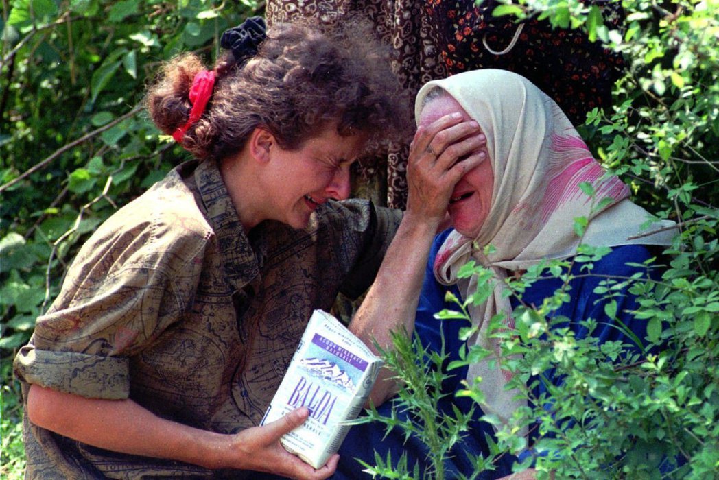 在1995年7月13日，來自斯雷布雷尼察的的婦女和她的母親，因擔心家人的處境，而...