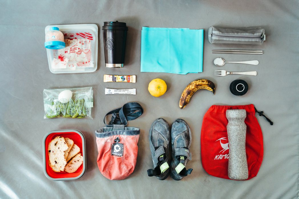 李虹瑩的包包裡有自己準備的食物與運動營養補給，包含水煮蛋、手工製作的五穀雜糧麵包...