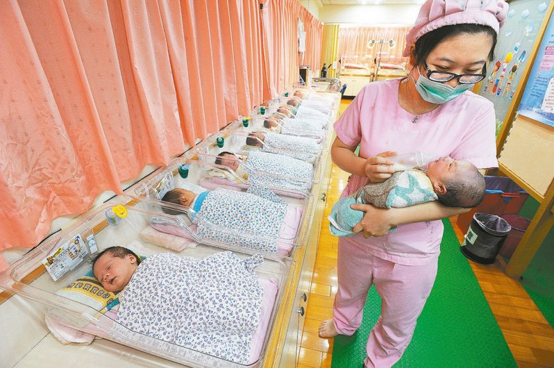 台灣總生育率已降到世界最低，前10月新生兒12.5萬人。 本報資料照片