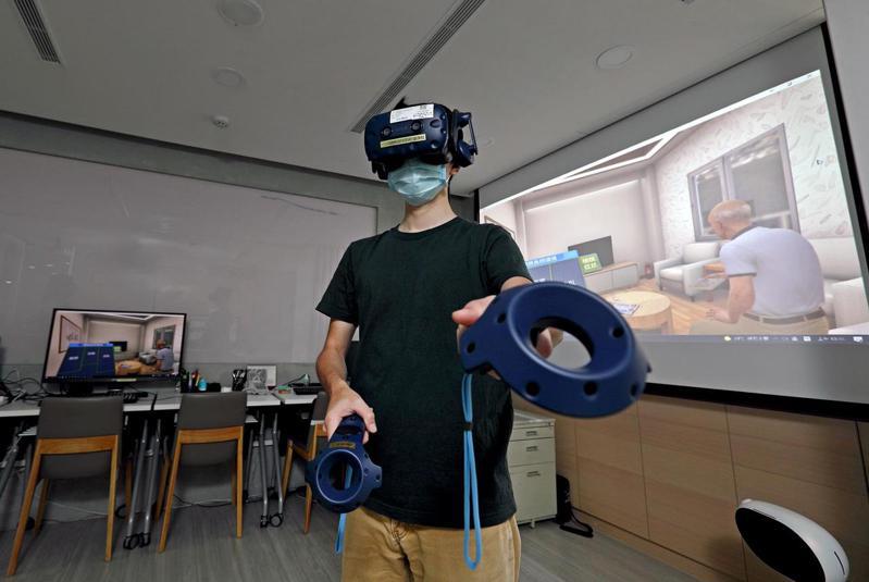 台北醫學大學跨領域學院具備虛擬實境課程，讓學生的課程更加「身歷其境」。 （王建棟攝）
