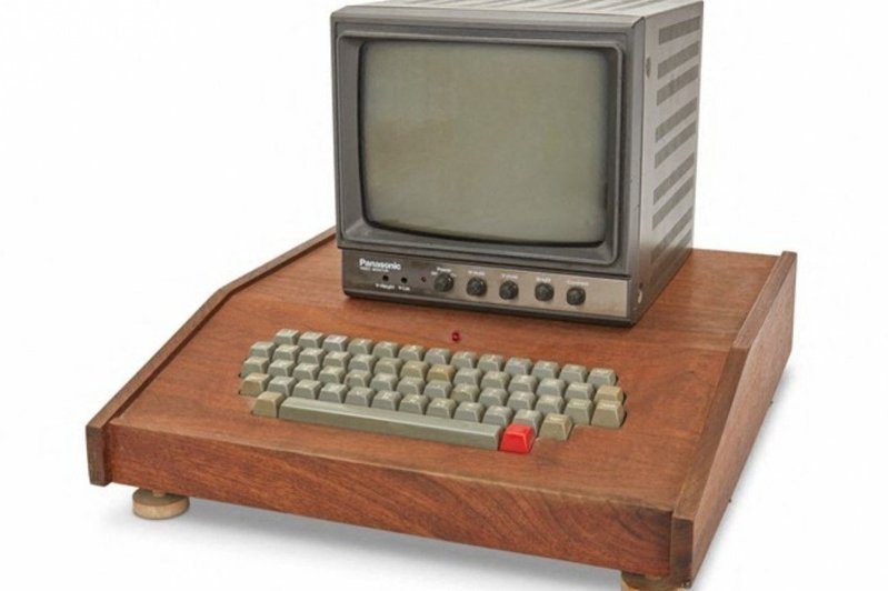 蘋果公司創始人賈伯斯和沃茲尼克45年前親手組裝的一台初代蘋果電腦「Apple-1」9日在拍賣會上以40萬美元（約新台幣1110萬）的價格售出。法新社