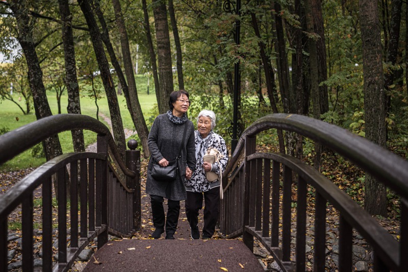 庫頁島韓裔、現年89歲的西尾譚雅（右）即將與女兒金琴喜（左）一同返回南韓定居，西尾譚雅已在庫頁島居住了80年以上。圖／取自紐約時報