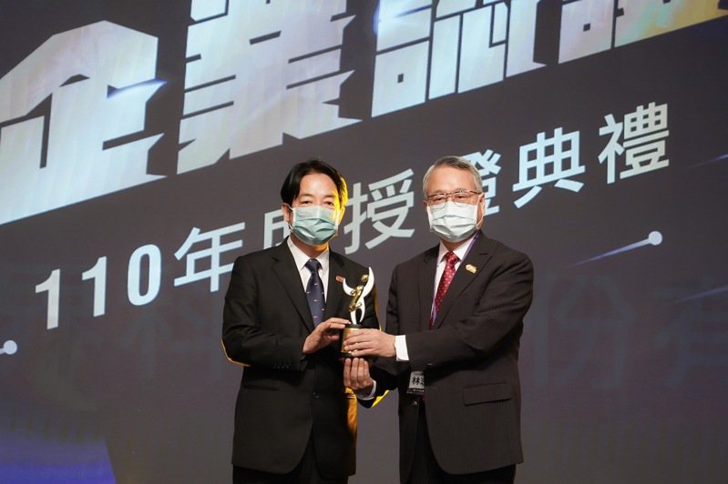 上海商銀獲110年度「運動企業認證」，由賴清德副總統(左)親自頒發標章，上海商銀總經理林志宏(右)代表受證。圖/遠見雜誌提供