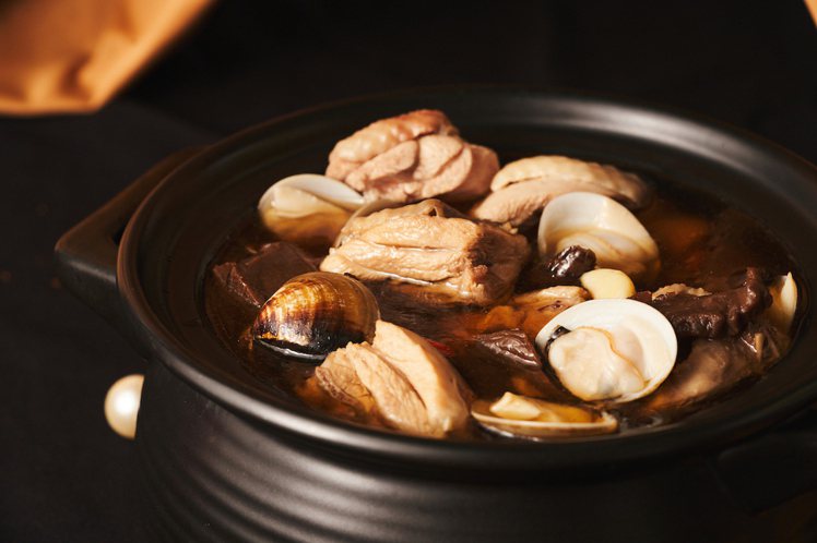 真珠本季新推出的「老菜脯蛤蜊雞湯」。圖／饗賓餐旅提供