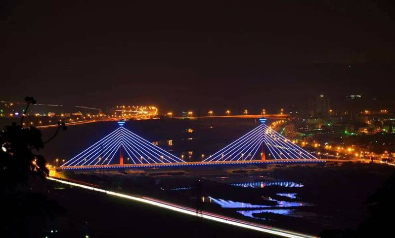 苗栗縣重要地標新東大橋LED熄燈2年多，縣府預定明年10月再點燈亮化。圖／本報資料照片