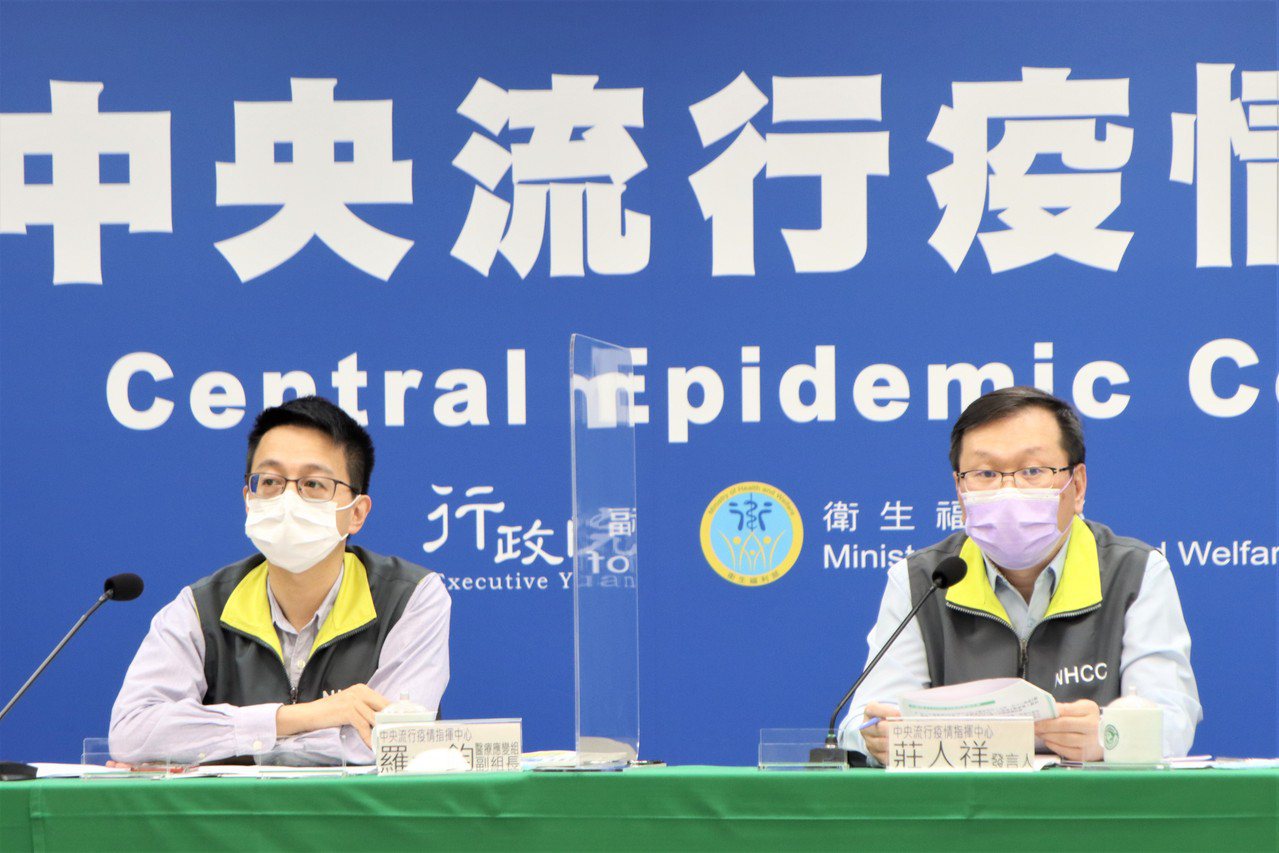 中央流行疫情指揮中心醫療應變組副組長羅一鈞（左）、發言人莊人祥（右）主持防疫記者會。圖／指揮中心提供