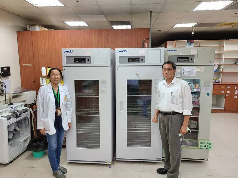 屏東縣東港安泰醫院8日緊急採購2台進口疫苗級冰箱，日後分艙儲存，落實疫苗存放管理。圖／東港安泰醫院提供