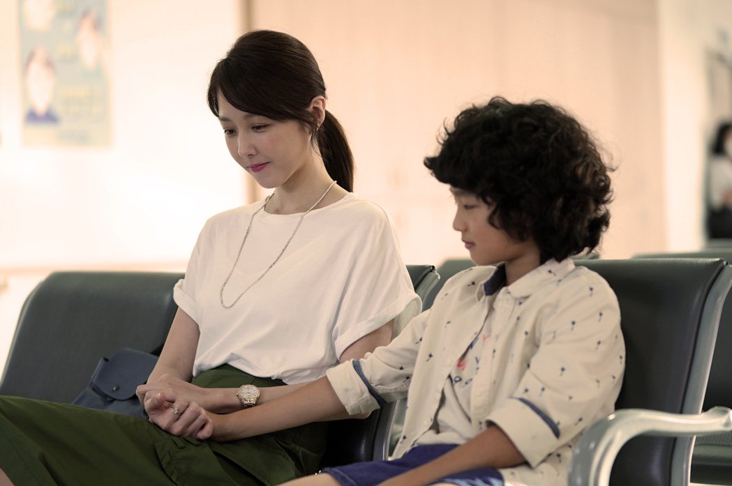邵雨薇（左）、白潤音在「比悲傷更悲傷的故事」中，母子交心動人金句最催淚圖／Netflix提供