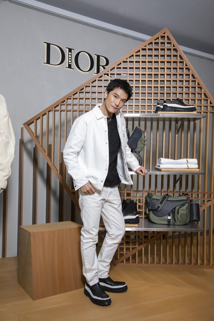 邱澤身穿Dior and sacai白色Oblique刺繡襯衫式棉質夾克14萬5...