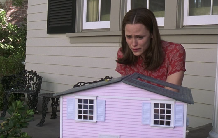 《30姑娘一朵花》電影中珍妮佛嘉納對著玩具屋懷念過往的橋段。圖／摘自IMDB