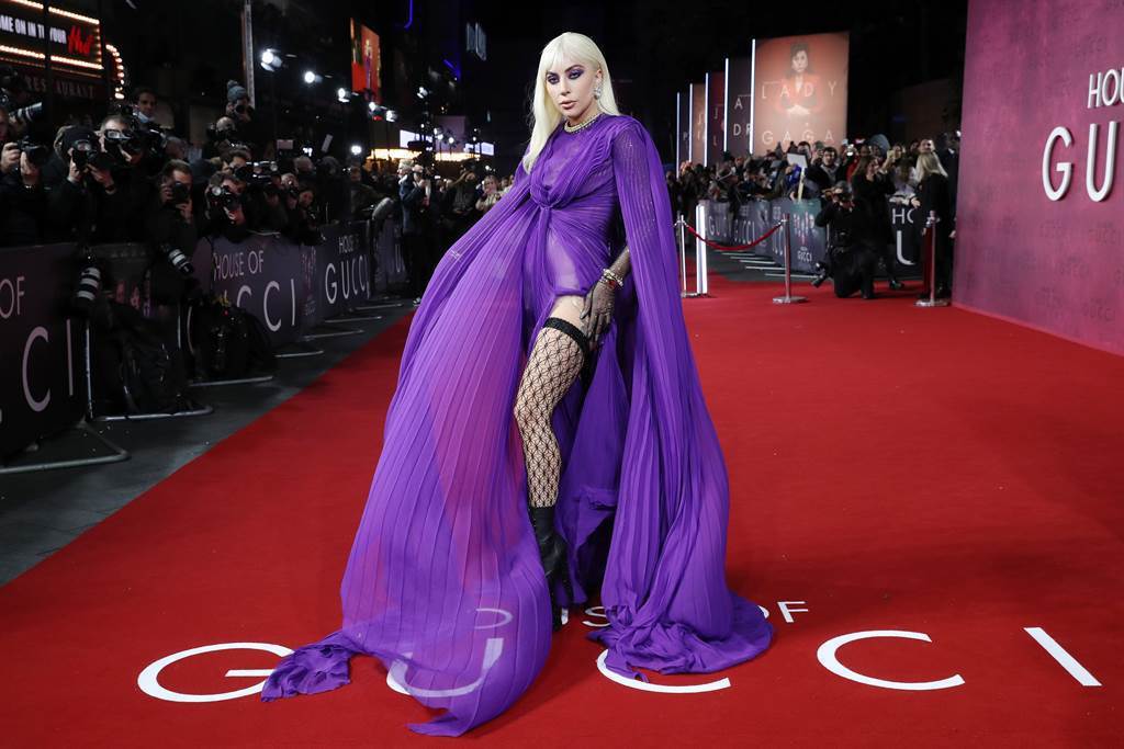 女神卡卡在「Gucci：豪門謀殺案」倫敦首映會穿著一身性感紫色禮服。圖／UIP提
