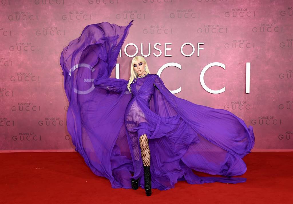 女神卡卡在「Gucci：豪門謀殺案」倫敦首映會穿著一身性感紫色禮服。圖／UIP提...