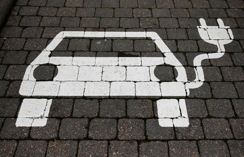 電動車有沒有比汽油車環保？其實得視該國能源組合與其他因素而定，像是在水力發電約占六成的瑞士開電動車，確實能比燃油車減少100%的碳排。路透