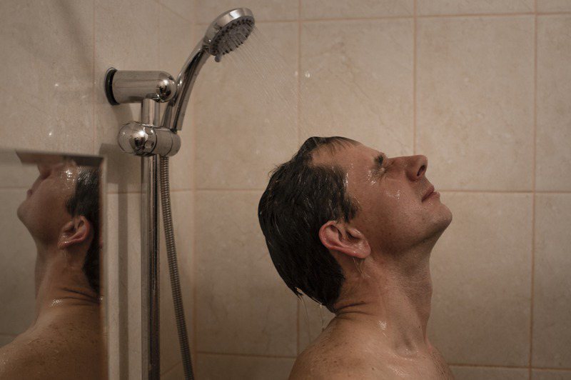 俄國最北端城市、西伯利亞地區佩韋克居民羅茲科夫在家中享受熱氣蒸騰的熱水澡，用肌膚感受核能供暖設備帶來的溫暖。紐約時報