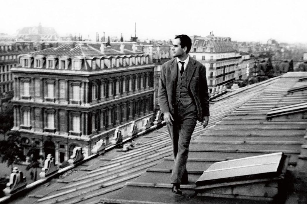 傑哈走上了屋頂，我們看見整個巴黎，富有文化美感建築的巴黎。那種飄飄然的喜悅刷洗了電影籠罩著不安與疑慮的氛圍。《巴黎屬於我們》劇照。 圖／取自「2021台北文學．閱影展」