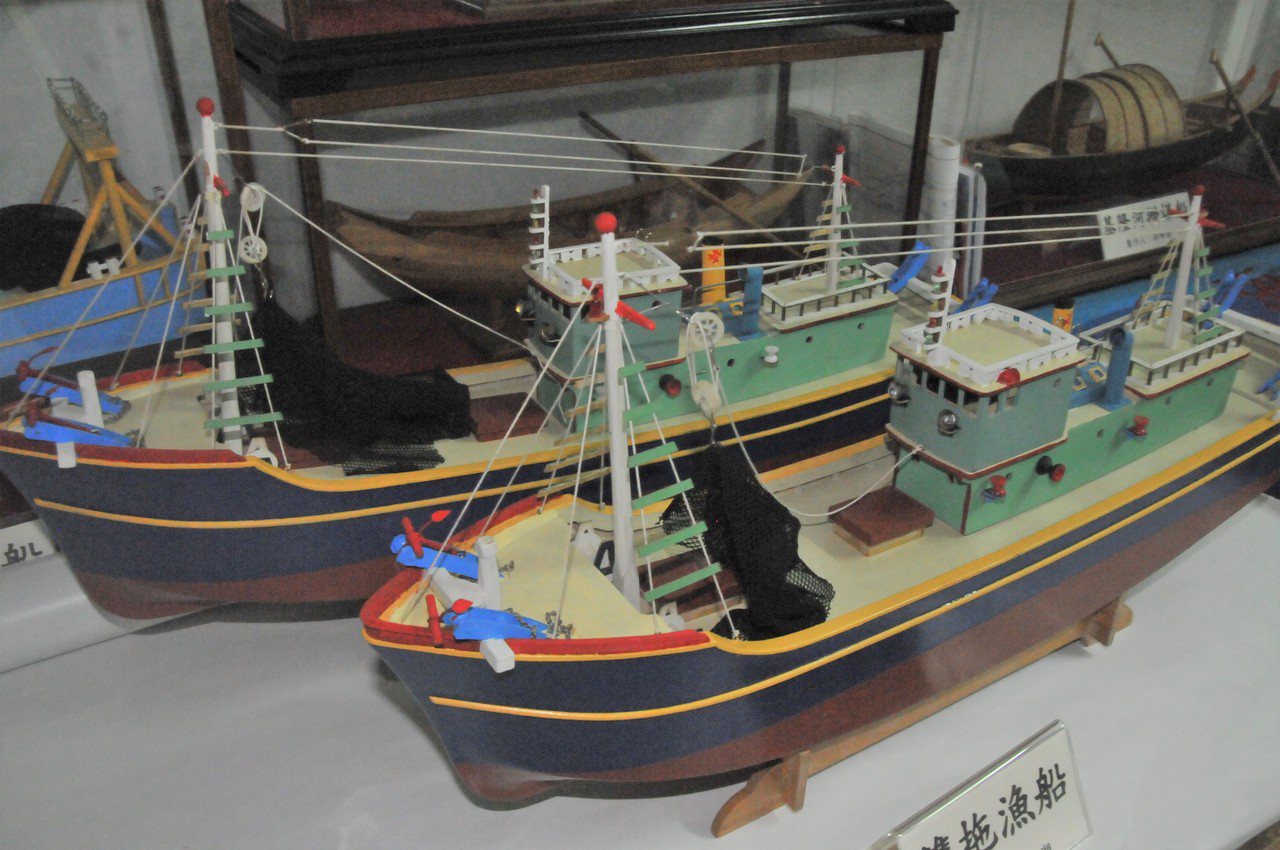 洪坤湖家中收藏模型船，有如基隆漁業發展史。 圖／游明煌 攝影