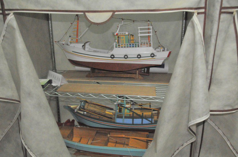 洪坤湖工作室裡擺滿上百艘各式漁船模型，都收藏在衣櫃裡。 圖／游明煌 攝影