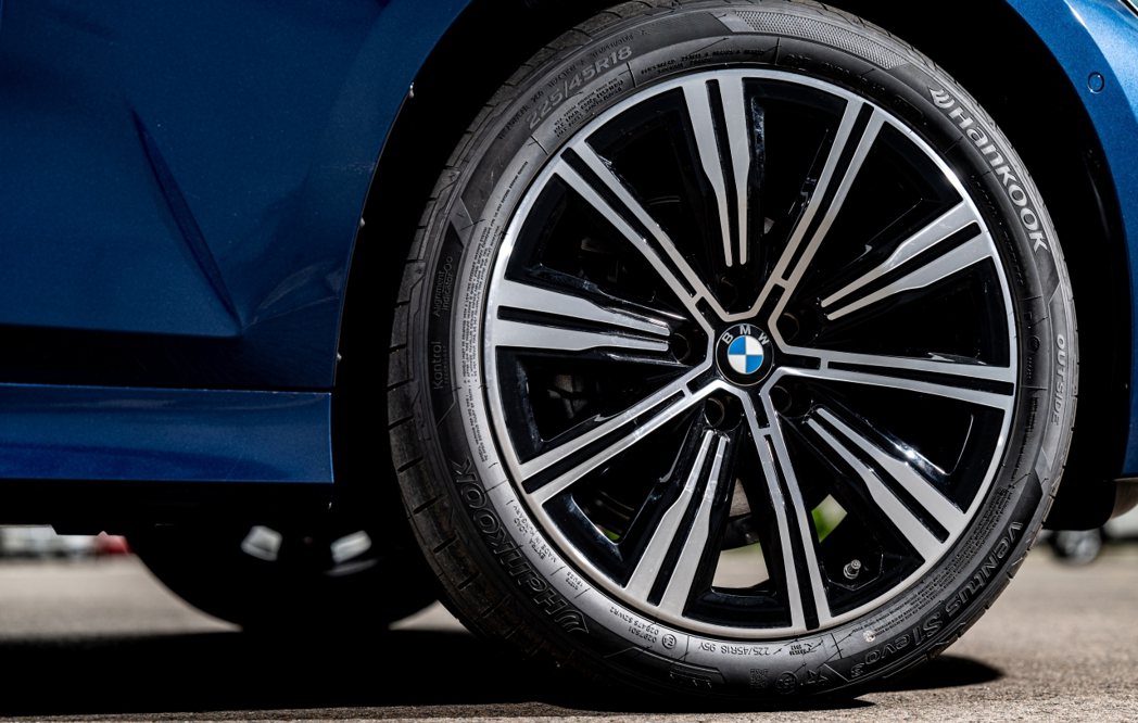 BMW 318i Luxury白金極智版升級18吋782型輪圈、車況抬頭顯示器、...