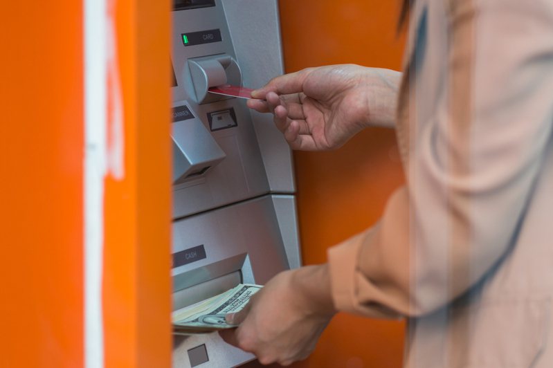 英国一名男子帐户突然收到多笔汇款，并被银行告知「可以使用」，直到9个月后才被通知是汇款错误。 示意图／ingimage(photo:UDN)