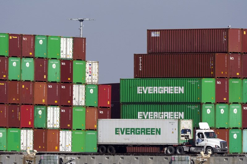 欧洲最大货柜轮进出港口荷兰鹿特丹港主管指出，预料全球货柜运输的困难处境将持续到明年一整年。图为加州洛杉矶港。 美联社(photo:UDN)