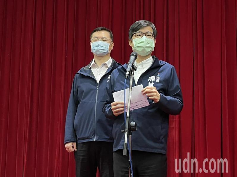 高雄市長陳其邁在市議會說明高捷美麗島站疫苗施打爆人潮狀況。記者林巧璉／攝影