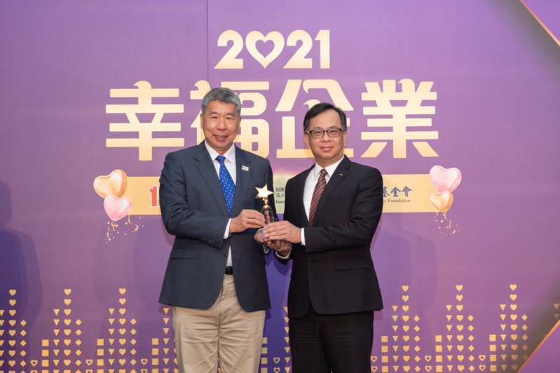元富證券獲2021幸福企業(右)人力資源部專案副總經理吳楷代表受獎。（元富證券/提供）