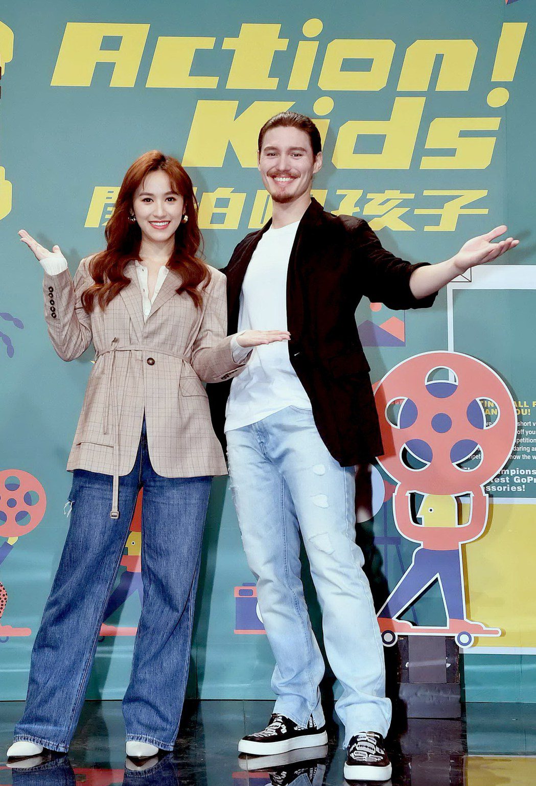 吳姍儒（左）和周厚安搭檔主持華視「開拍吧孩子」。圖／華視提供