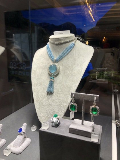 封面拍品卡地亞Cartier Magician海水藍寶石項鍊，估價160萬港元起。記者孫曼／攝影