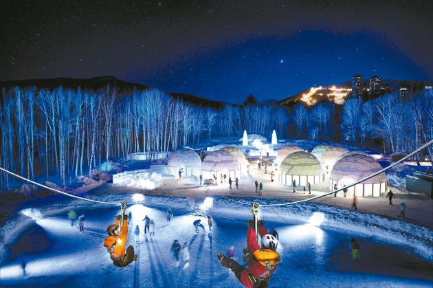 夢幻刺激的「冰上空中飛索」在零下30度、極寒的「愛絲冰城」中，是TOMAMU獨有的冬日風景。圖／陳志光、游慧君