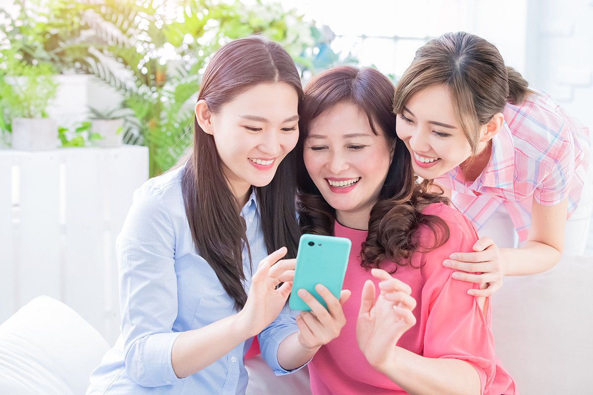 許多橘世代享受以手機視訊與親友聯繫的快樂。 圖／Shutterstock圖庫