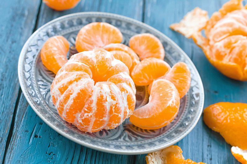 一名網友買到酸的橘子，沒想到放在地上滾個幾次之後，橘子竟然變甜了。 圖／ingimage
