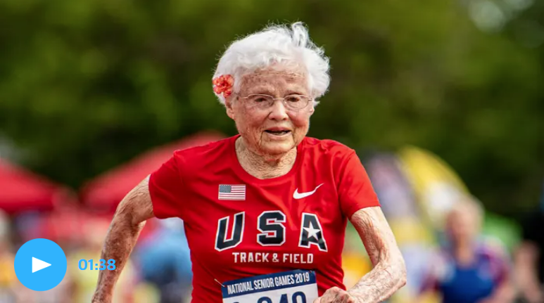 美國一位綽號「颶風」的超狂阿嬤霍金絲以105歲高齡寫下百米世界紀錄。 截圖自推特影片