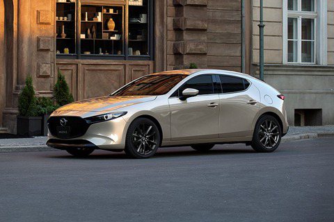 導入全速域CTS、琉光金新色！2022年式Mazda3進化登場
