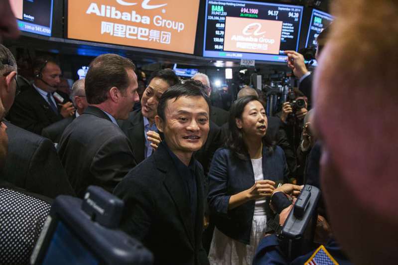 阿里巴巴2014年在美国上市的档案照。创办人马云亲赴纽约证券交易所，参加挂牌庆祝活动。路透(photo:UDN)