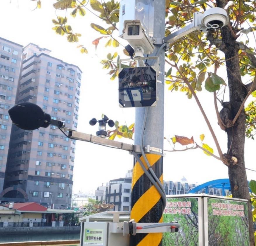 台南市安平區「噪音照相」正式啟用上路，將依車輛行駛分貝來取締噪音車外，闖越紅燈、...