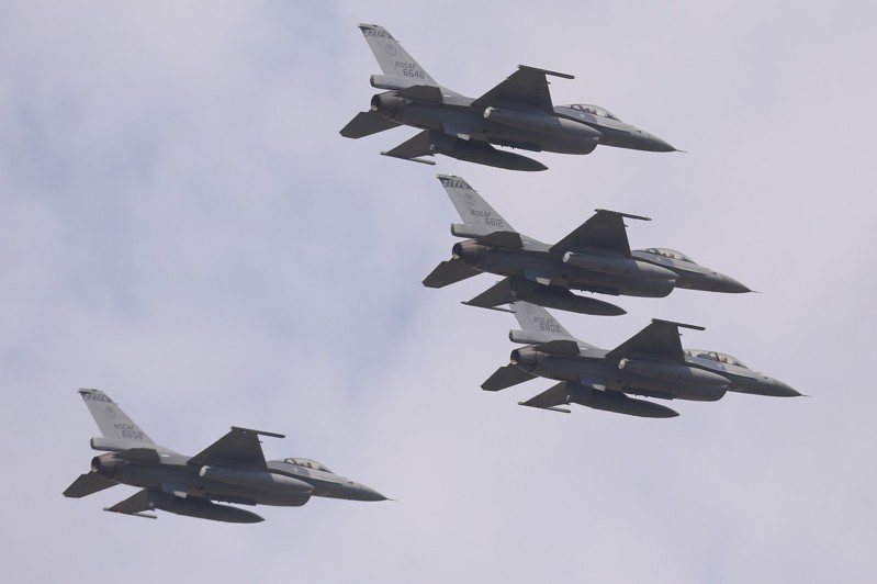 蔡英文總統18日將到空軍嘉義基地，校閱首支升級接裝F-16V ＢLＫ20型戰機的第四聯隊，聯隊上午舉行第三次全兵力預演。圖／航空迷提供