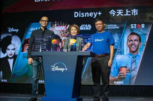 台灣大哥大總經理林之晨（左起）、Disney+代表凃吟儀、凱擘大寬頻總經理王鴻紳共同宣布Disney+正式上市。圖／凱擘大寬頻提供