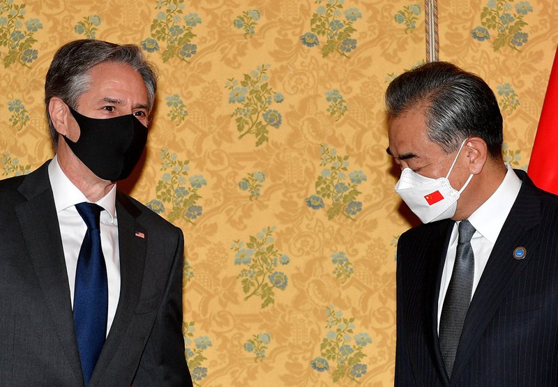 美國國務卿布林肯（左）10月31日和中國外長王毅（右）在羅馬會晤中強調，華府在台灣問題上不會改變「一中政策」。路透