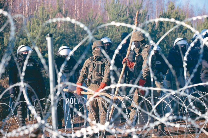 防白俄放難民 波蘭陳兵邊境 波蘭9日在邊界部署重兵與鐵絲網，加強防阻白俄羅斯放任的難民攻勢，歐盟正考慮是否對白俄祭出新一輪的制裁。