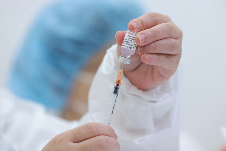 莊人祥表示BNT與莫德納疫苗將持續接種，11月底前也可能開放第1劑打AZ疫苗者混打BNT與莫德納疫苗。 本報資料照片