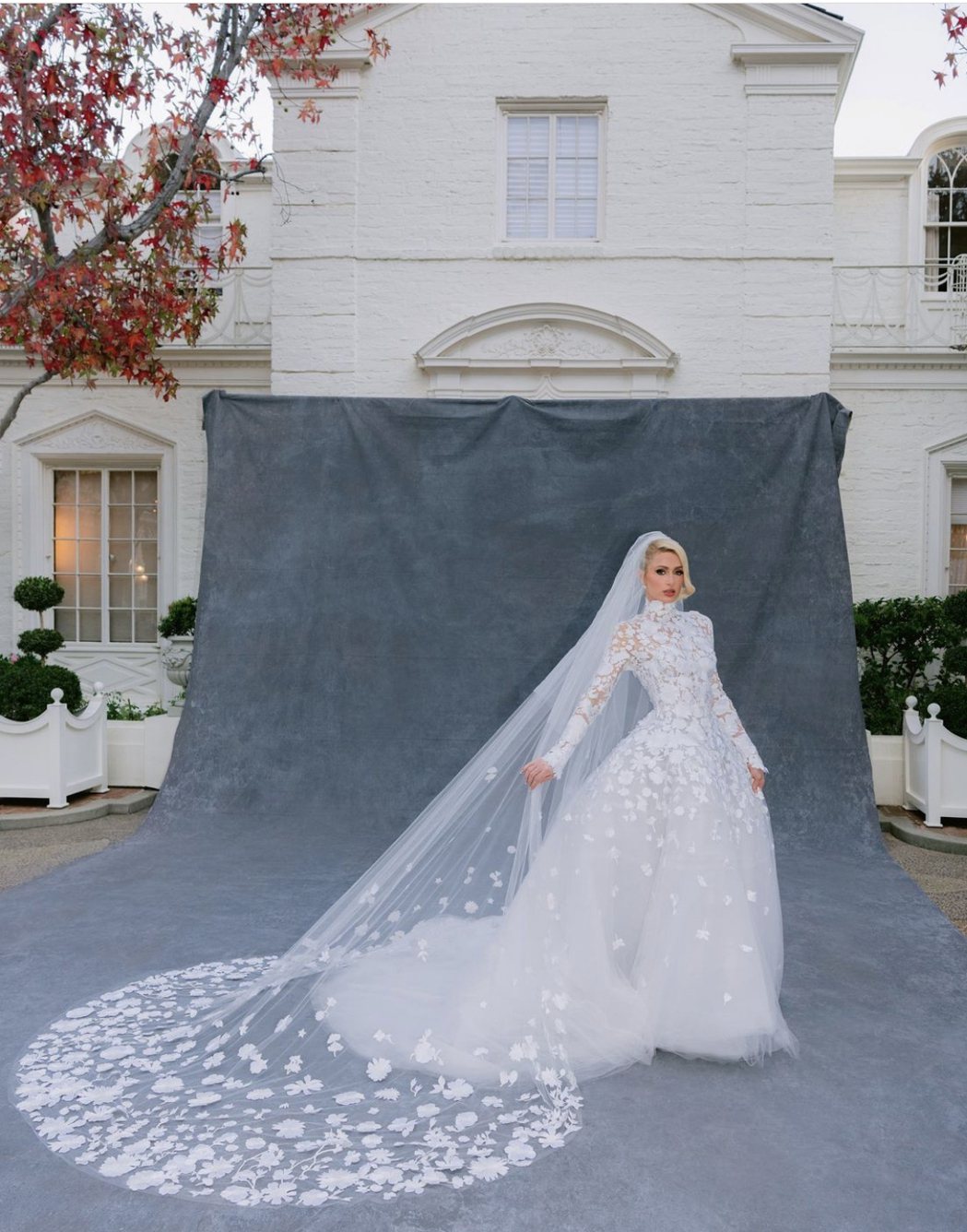派瑞絲希爾頓發布自己更清晰的婚紗照。圖／摘自IG